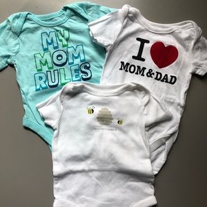 3 short sleeve baby bodysuits in size 0-3M